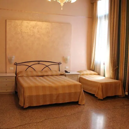 Lion Morosini Palace Hotell *